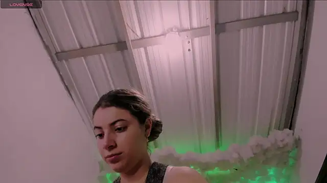 Snapshot of Lauu_G chatting on February 27, 2025, 2:25 am Lauu G online show from February 27, 2025, 2:25 am