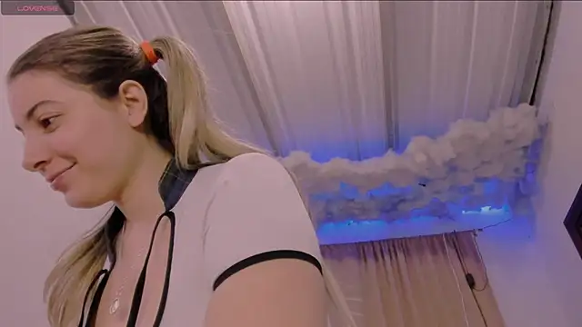 Snapshot of Lauu_G chatting on March 22, 2025, 2:27 am Lauu G online show from March 22, 2025, 2:27 am