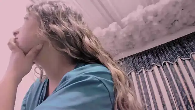 Snapshot of Lauu_G chatting on September 24, 2025, 10:11 am Lauu G online show from September 24, 2025, 10:11 am