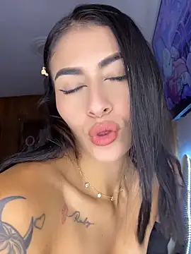 Snapshot of emilie_xx_ chatting on June 5, 2026, 5:29 pm emilie xx online show from June 5, 2026, 5:29 pm