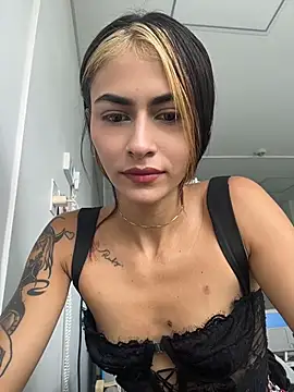 Snapshot of emilie_xx_ chatting on June 25, 2026, 4:23 pm emilie xx online show from June 25, 2026, 4:23 pm