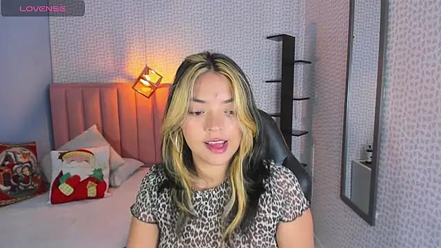 Snapshot of DENISERICHARD2 chatting on December 4, 2025, 12:37 pm DENISERICHARD2 online show from December 4, 2025, 12:37 pm