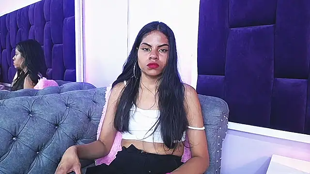 SaraFlores online show from December 12, 2024, 6:57 am