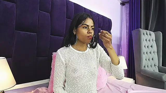 SaraFlores online show from December 19, 2024, 3:18 am