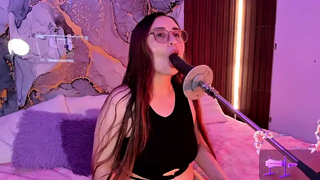 centaurigirl online show from November 24, 2025, 2:33 am