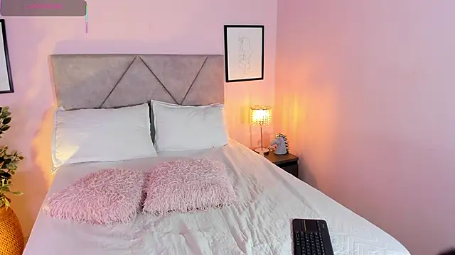 Emilyh  online show from January 15, 2026, 1:36 pm