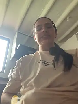 Emily Russo  online show from December 23, 2024, 5:22 pm