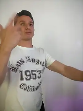 Snapshot of Andrewfalcon chatting on October 19, 2025, 8:17 am Andrewfalcon online show from October 19, 2025, 8:17 am