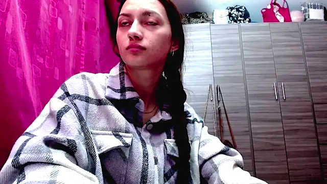 Snapshot of holy_juli chatting on February 15, 2026, 3:51 am holy juli online show from February 15, 2026, 3:51 am