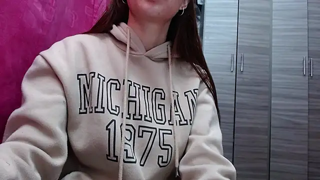 Snapshot of holy_juli chatting on March 4, 2026, 3:47 am holy juli online show from March 4, 2026, 3:47 am