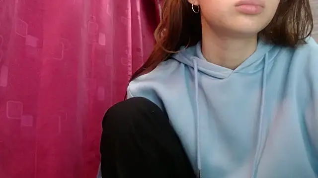 Snapshot of holy_juli chatting on February 28, 2026, 4:01 am holy juli online show from February 28, 2026, 4:01 am