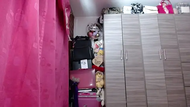 Snapshot of holy_juli chatting on March 2, 2026, 5:08 am holy juli online show from March 2, 2026, 5:08 am