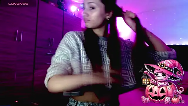 holy juli online show from October 28, 2025, 2:45 am