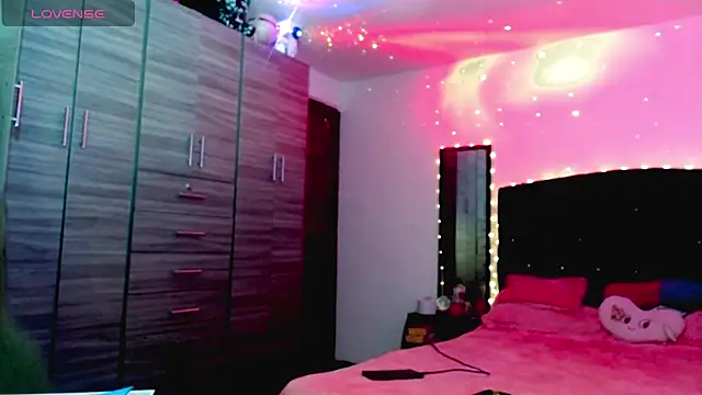 holy juli online show from November 11, 2025, 3:34 am