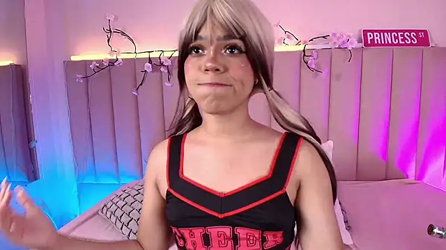 KellyOlsenbe online show from October 27, 2025, 8:43 pm