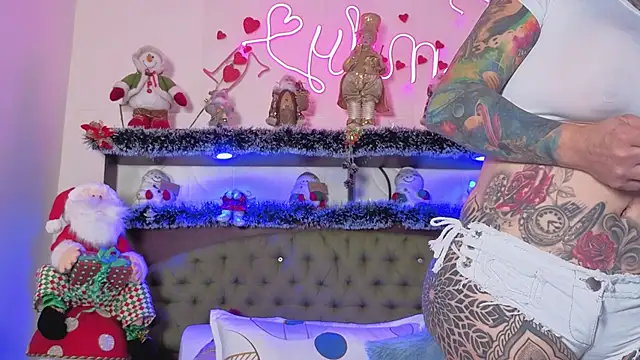 EMILY ROUSSE71 online show from November 24, 2025, 10:10 pm