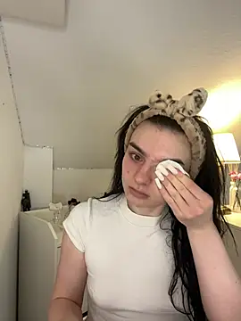 Snapshot of AdelinaAlia chatting on April 28, 2026, 9:35 am AdelinaAlia online show from April 28, 2026, 9:35 am