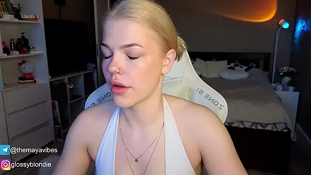 Maya Rave online show from April 7, 2026, 3:19 am