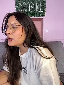 Snapshot of PoliBenett_ chatting on February 2, 2025, 9:45 pm PoliBenett online show from February 2, 2025, 9:45 pm