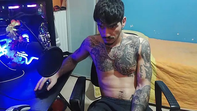 Snapshot of Badboyi1997 chatting on October 21, 2025, 12:32 am Badboyi1997 online show from October 21, 2025, 12:32 am