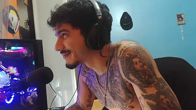 Snapshot of Badboyi1997 chatting on December 2, 2025, 10:39 am Badboyi1997 online show from December 2, 2025, 10:39 am