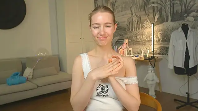 Snapshot of solar_bella chatting on January 8, 2025, 9:42 am solar bella online show from January 8, 2025, 9:42 am