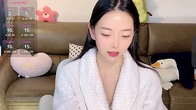 Yilin1999 online show from February 13, 2025, 4:28 pm