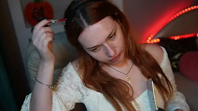 LisaElfy online show from October 22, 2025, 4:06 pm