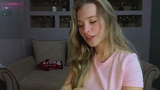 LinaCristonsen online show from December 5, 2025, 4:38 pm