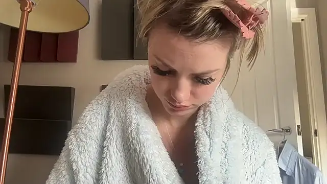 LustfulLuna  online show from October 28, 2025, 10:25 am