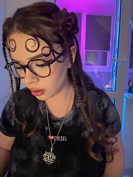 Snapshot of CutiePie3 chatting on February 6, 2026, 9:22 pm CutiePie3 online show from February 6, 2026, 9:22 pm