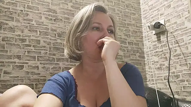 EdithManning online show from February 17, 2025, 3:33 pm