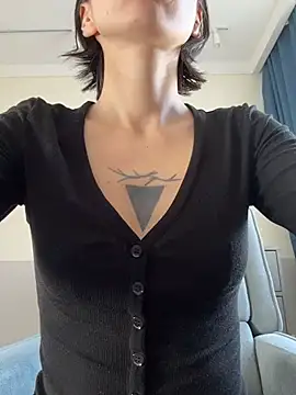 kikidoll online show from April 15, 2026, 3:23 am