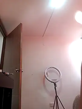 Skylar-Vox- online show from November 16, 2025, 7:51 pm