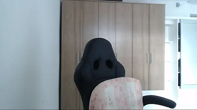 RoxanaLove9 online show from November 25, 2025, 8:42 pm