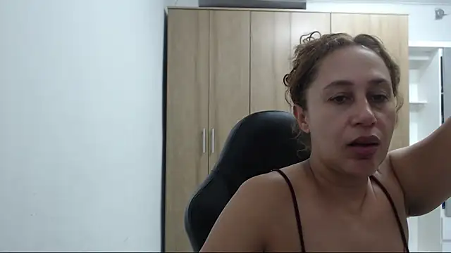 RoxanaLove9 online show from November 3, 2025, 10:13 pm