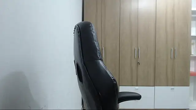 RoxanaLove9 online show from April 9, 2026, 3:19 am