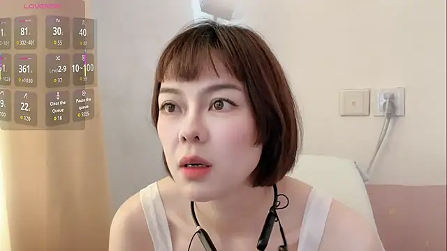 Linda-LL online show from November 8, 2025, 4:49 am