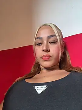 paisitahot1975 online show from April 3, 2026, 5:08 pm