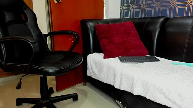 yulianademond66 online show from March 11, 2025, 11:15 pm