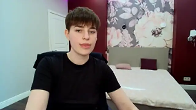 EmiliaYours online show from April 25, 2026, 1:36 pm