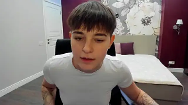 EmiliaYours online show from October 28, 2025, 4:39 pm