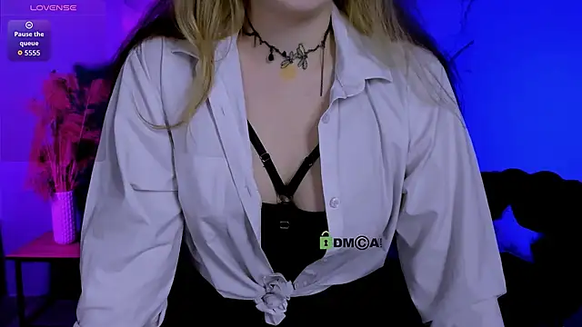luna berryy online show from May 15, 2026, 7:23 pm