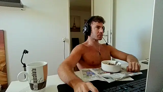 Snapshot of alpha-hunk chatting on June 18, 2026, 8:57 am alpha-hunk online show from June 18, 2026, 8:57 am