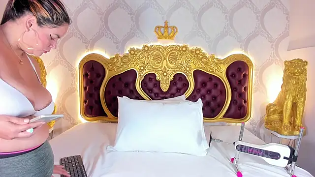 KendralHolson online show from October 8, 2025, 4:58 am