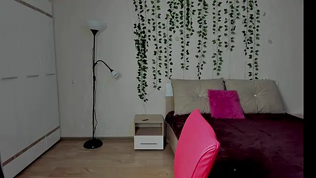 Miss Elsa  online show from October 13, 2025, 1:12 pm