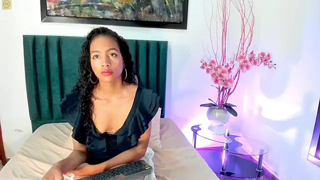 Snapshot of AntonellaHall_ chatting on February 6, 2025, 11:53 am AntonellaHall online show from February 6, 2025, 11:53 am