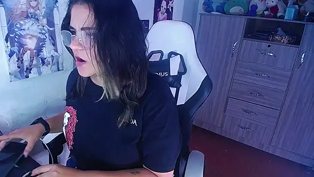 gigiqueen 18 online show from December 4, 2024, 6:44 pm