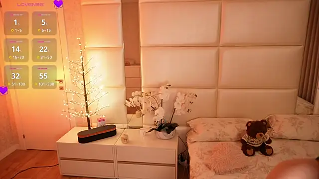 Lilly Colins online show from April 9, 2026, 6:36 pm