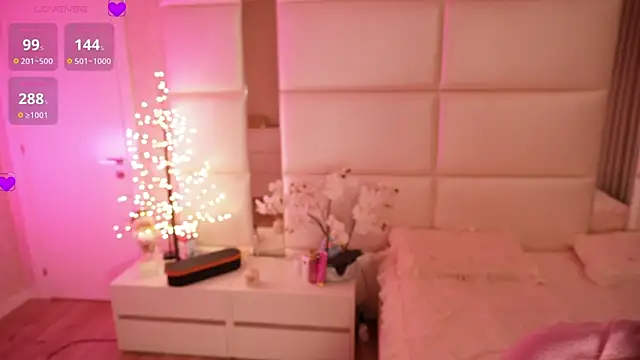 Lilly Colins online show from April 3, 2026, 7:42 pm